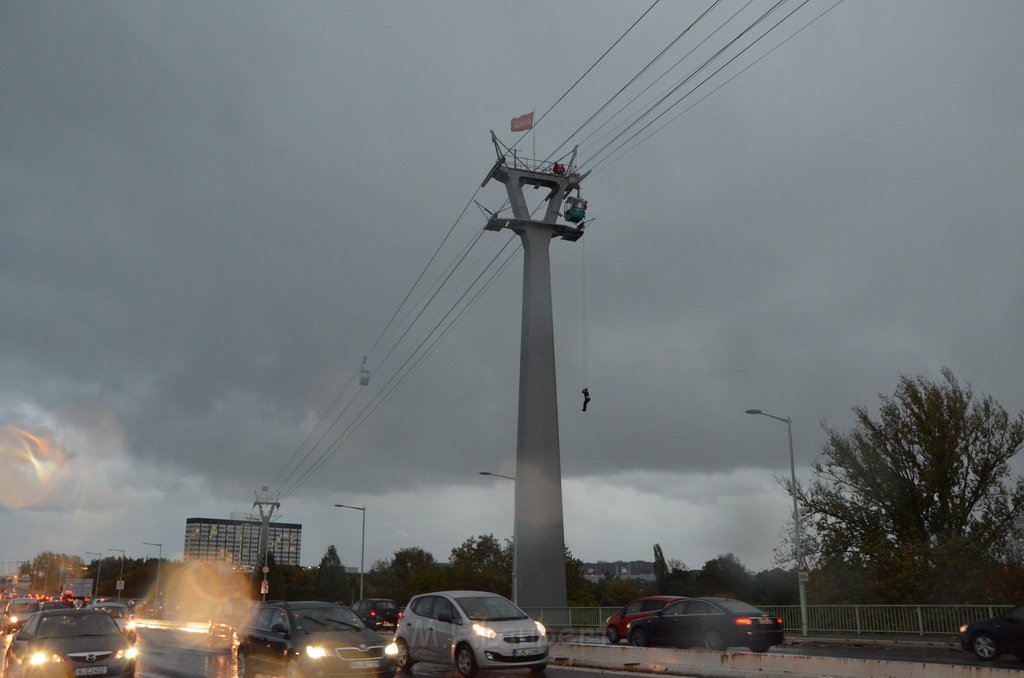 Einsatz BF Hoehenretter Koelner Seilbahn Hoehe Zoobruecke P2147.JPG